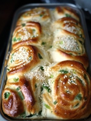 Easy Fluffy Green Onion Sesame Rolls